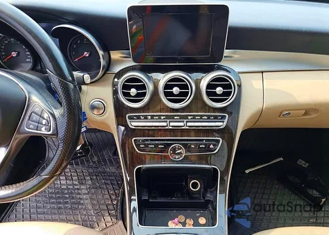 2017 Mercedes-Benz C 300 4Matic z USA, uszkodzony, nr VIN 55SWF4KBXHU216920